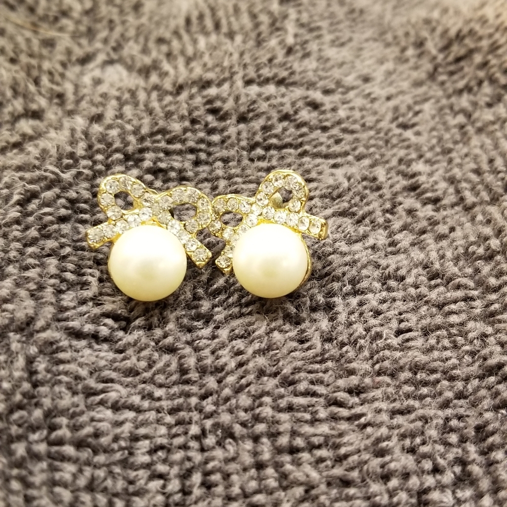 Gold bow pearl earrings